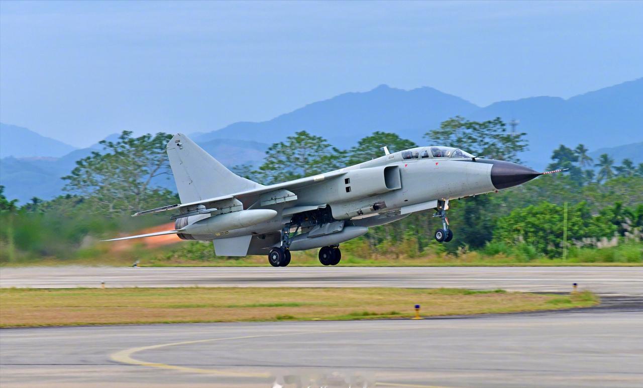 海军把所有的老豹子移交空军之后，海南原来几个机场都开始陆续换装歼-16了，只不过