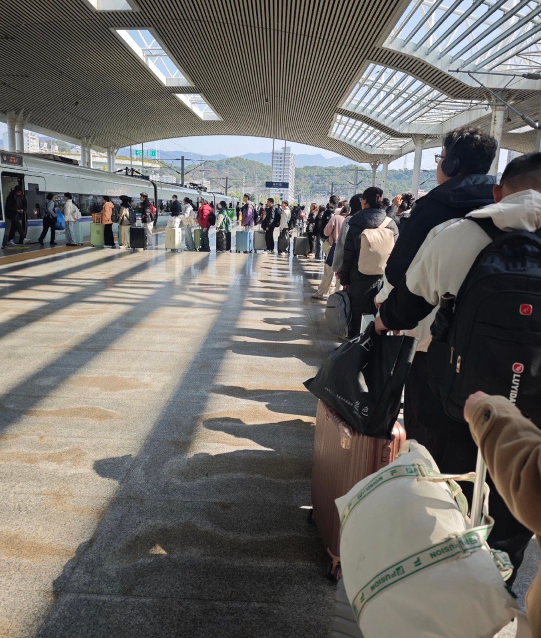 大学生返校统一姿势看了网友们的返校图，好有礼貌好有素质的可爱大学生们！上高铁规矩