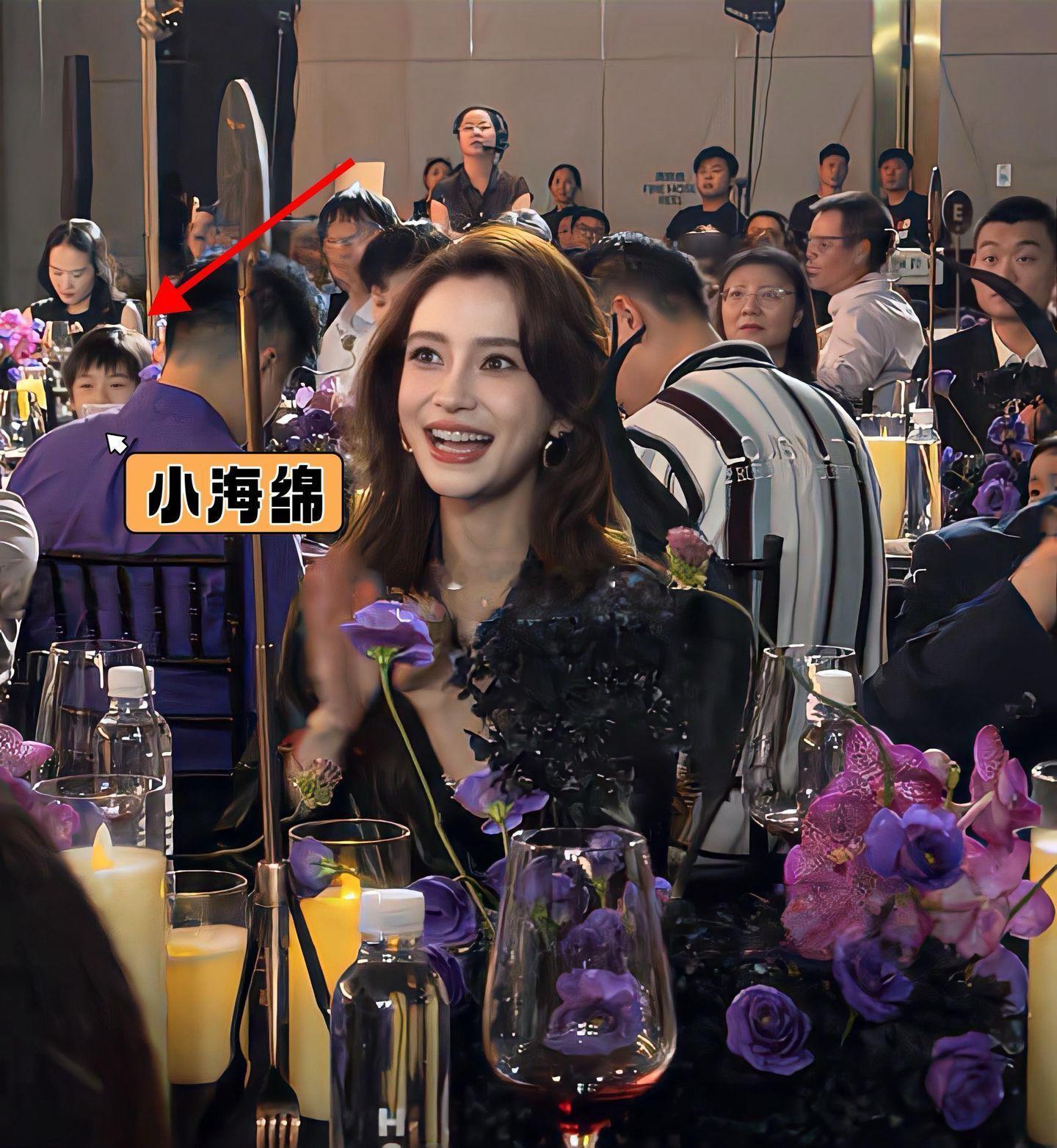 baby带儿子参加晚宴，小海绵颜值好高呀。一眨眼，小海绵也这么大了，跟妈妈参加晚