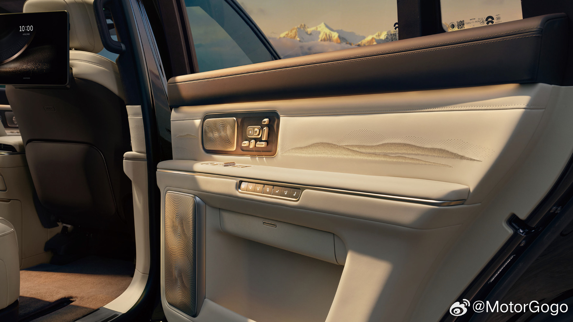 怎么区分「登」和「雅」？这张图给出了很直观的对比。图一是群里看到的，这叫做「登」