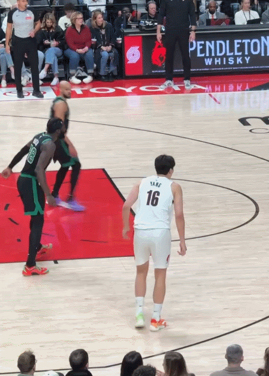 杨瀚森在场正负值+8，小杨在开拓者继续扩大比分，这就是杨瀚森的价值，今天小杨终于