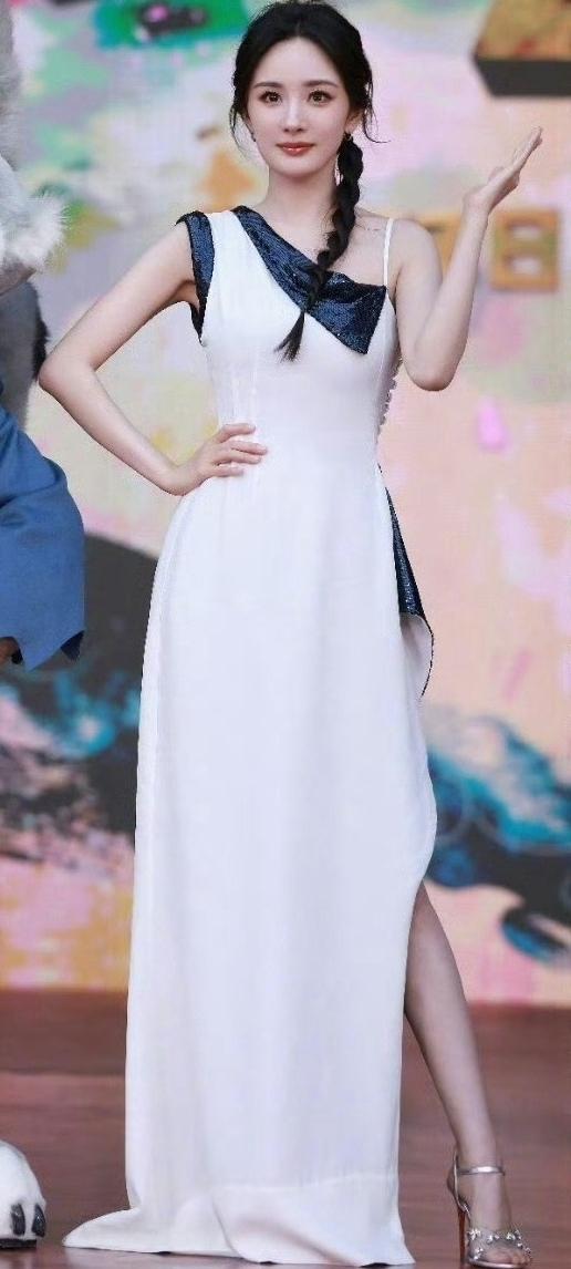 杨幂，优雅白裙，甜美笑容，梦回童话世界！🌸💃👗娱乐圈美女分享杨幂气质女