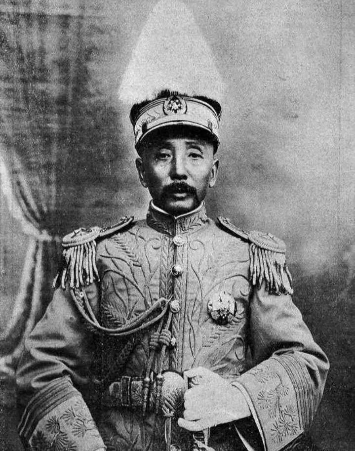 1920年，张作霖便装私访后，黑夜从小门回家，却被门口的护兵拦阻。他大怒：“我是