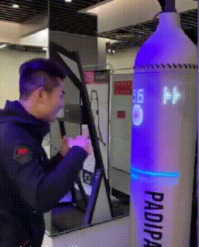 爆笑GIF: 虽然你违规停车了, 但是我没有违规走路啊