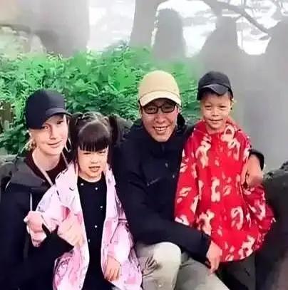 撒贝宁的宝贝儿子长的太有喜感了，看了让人忍不住莫名发笑。撒贝宁两口子和孩子私下穿