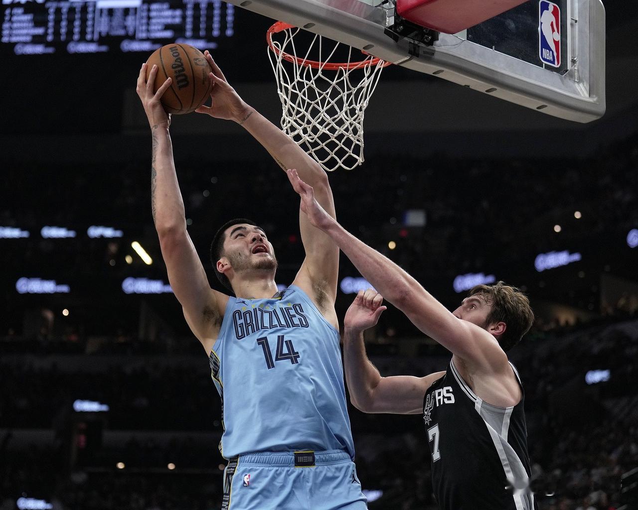 打爆马刺内线，周志豪再次爆砍19分15篮板大号两双!在今天灰熊与马刺的比赛中