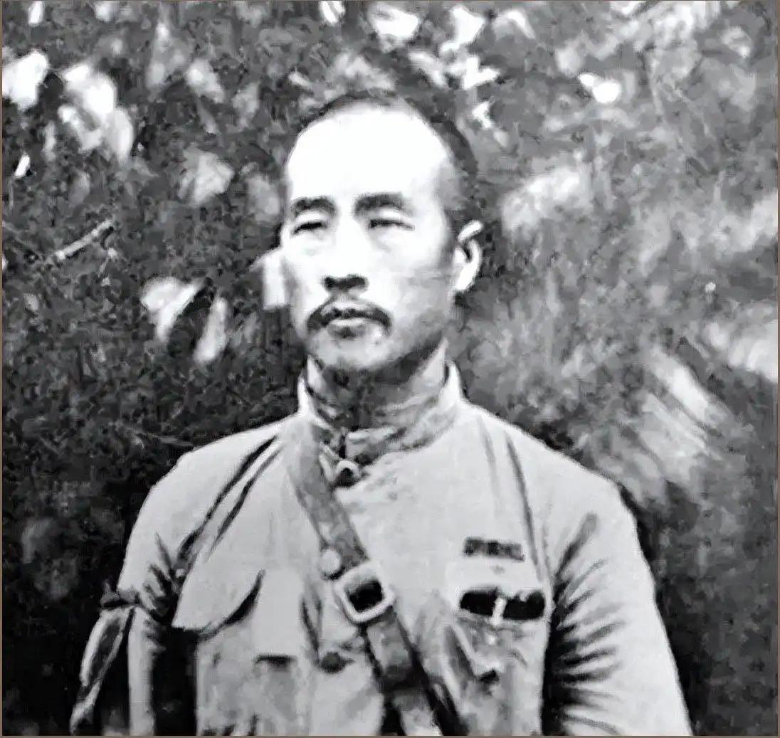 1930年，韩复榘的大妾正和下属偷情。谁知，韩复榘忽然闯了进来，吓得两人魂不附体