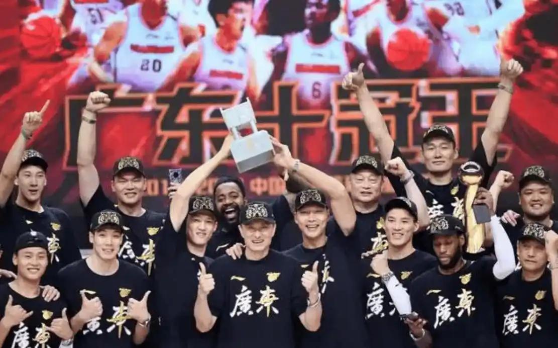广东队今天将有外援到来！据消息人士透露，今天将有广东队外援抵达东莞，但不方便