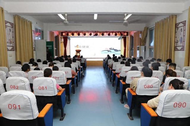 南阳市<em>口腔</em>医院:情暖教师节 校园送<em>健康</em>