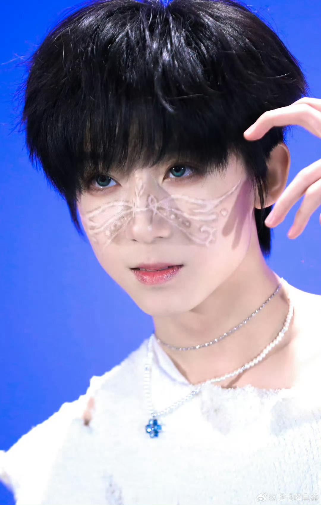 卧槽，杨博文的五官好权威啊！​​​