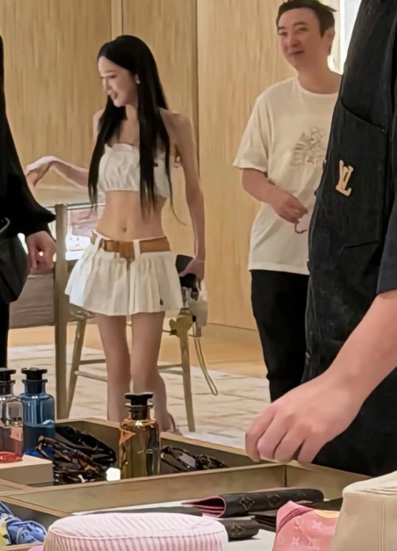 王思聪逛奢侈品店被偶遇，身边跟着个白衣长发女生，全网一看都以为是懒懒，结果全认错