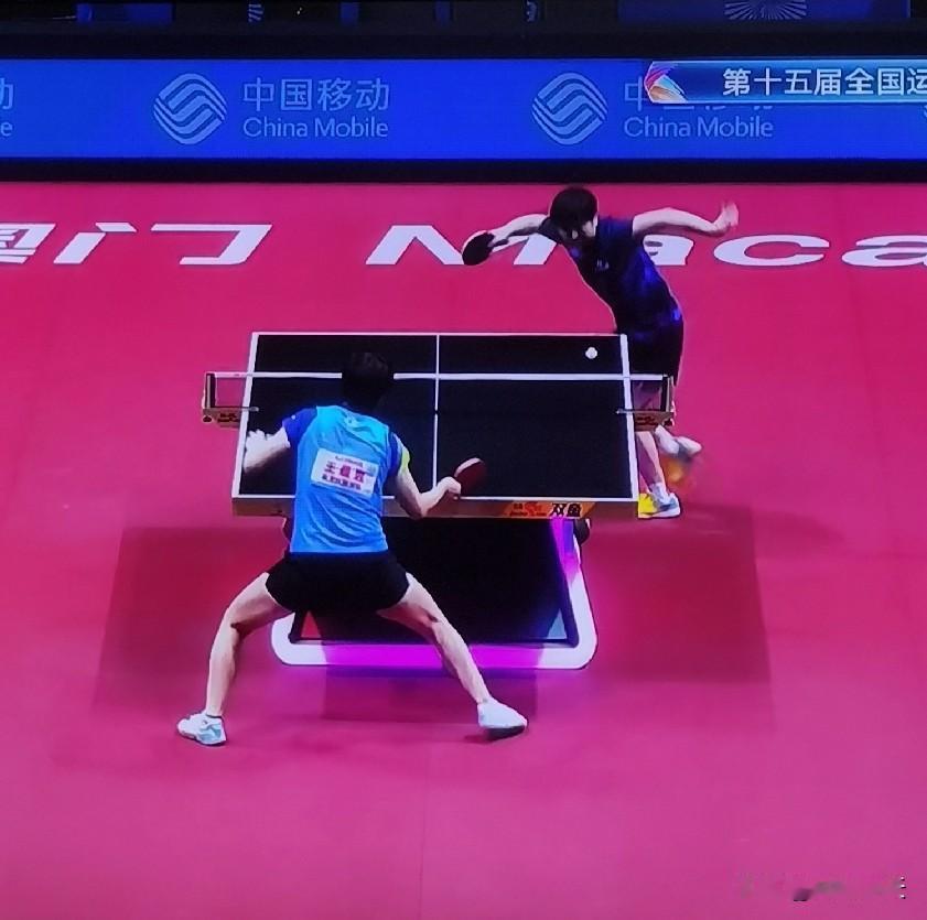 央视直播孙颖莎和王曼昱决赛，也不知道是我家电视坏了，还是什么新的直播思路，打球的