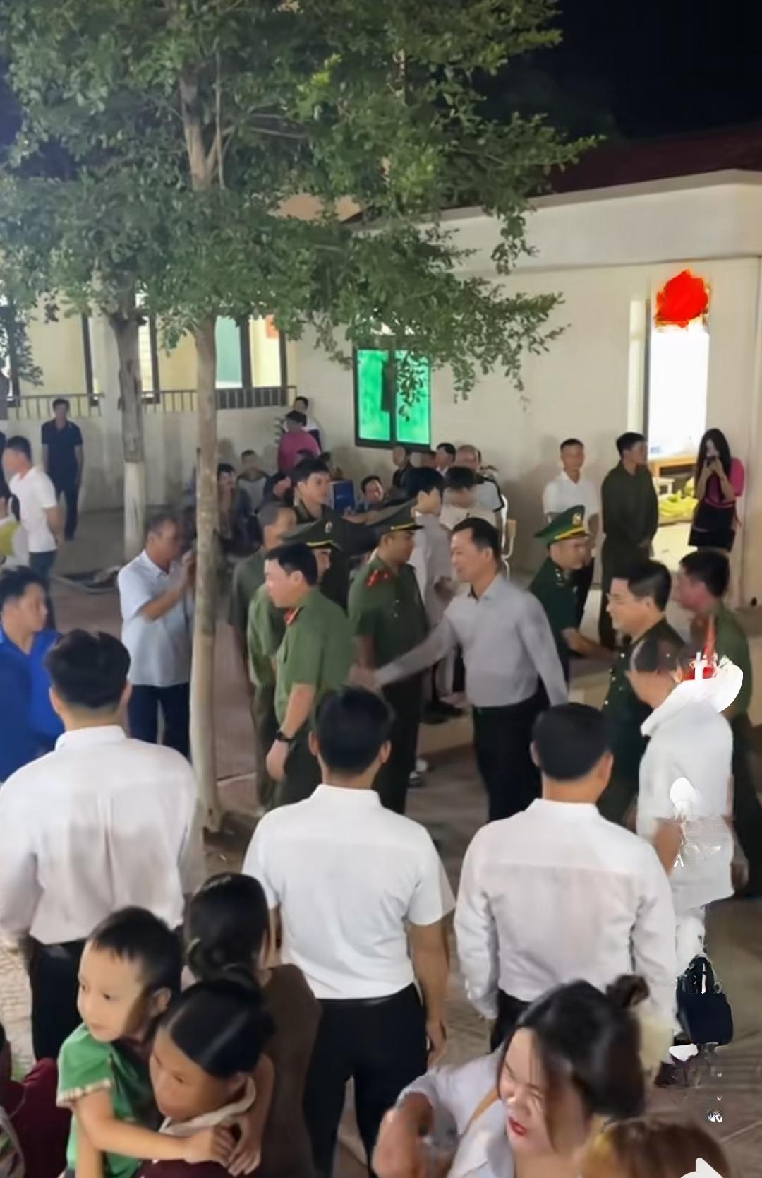 越南的省领导排场规格很高啊，警察都得立定敬礼！实际上，从制度层面，越南省级领