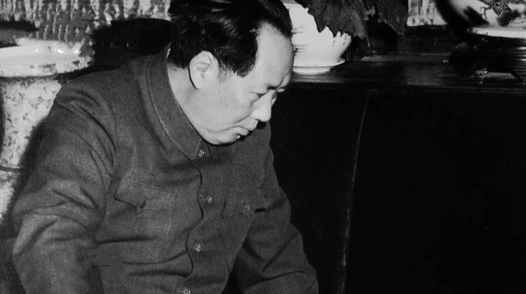 毛主席晚年为何经常痛哭？毛主席有万般豪情，也有千般柔情，但一生叱咤风云的毛主席却