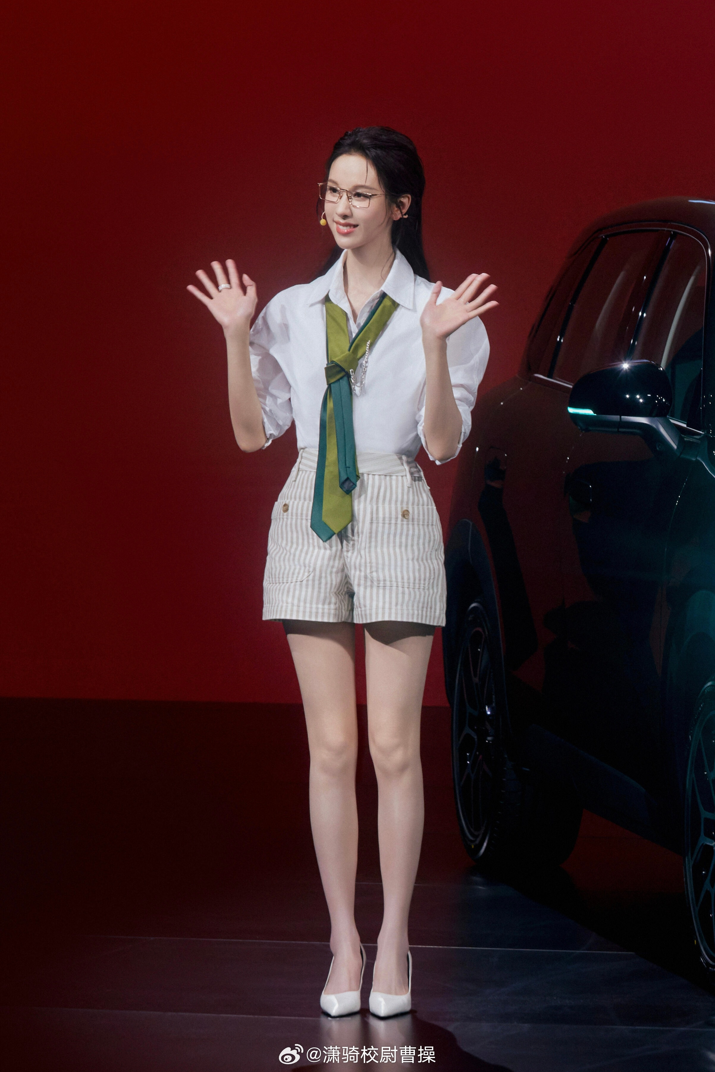 陈都灵零跑发布会生图嘟嘟的腿好直啊