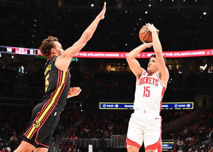 不明白，发挥如此出色的谢泼德不配拥有一个首发名额吗？在刚刚结束的一场焦点战中