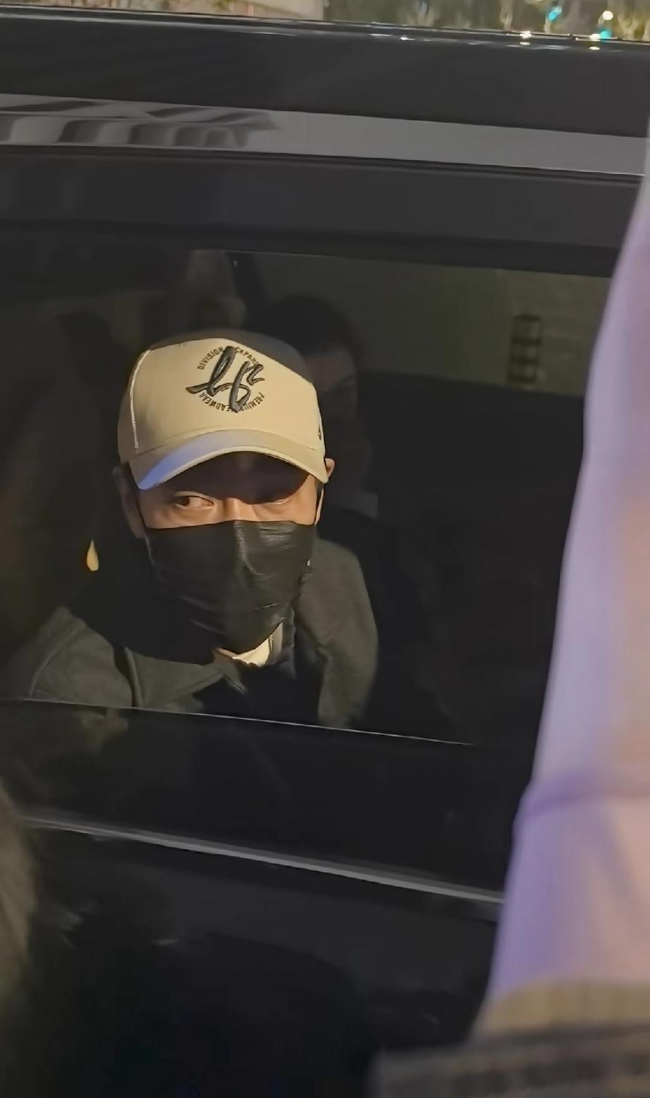 辛柏青太难了，复出演话剧第2天，台上哭完台下继续哭，眼睛一直是红肿的。4月1