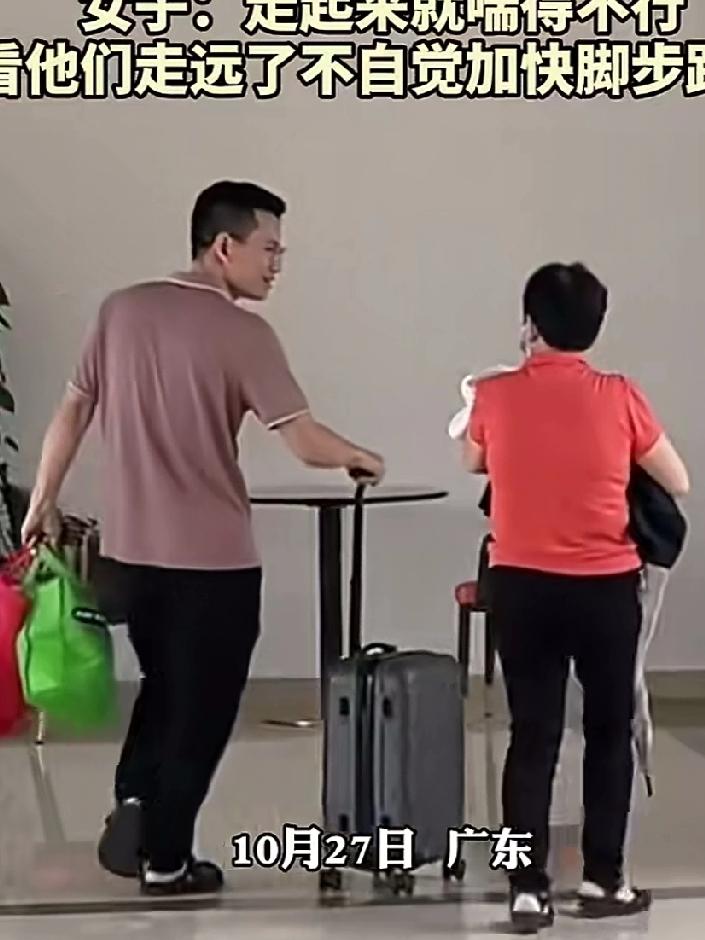 女子二胎顺利生下儿子,出院当天婆婆抱孙子丈夫推着行李母子二人有说有笑,女子因刚生