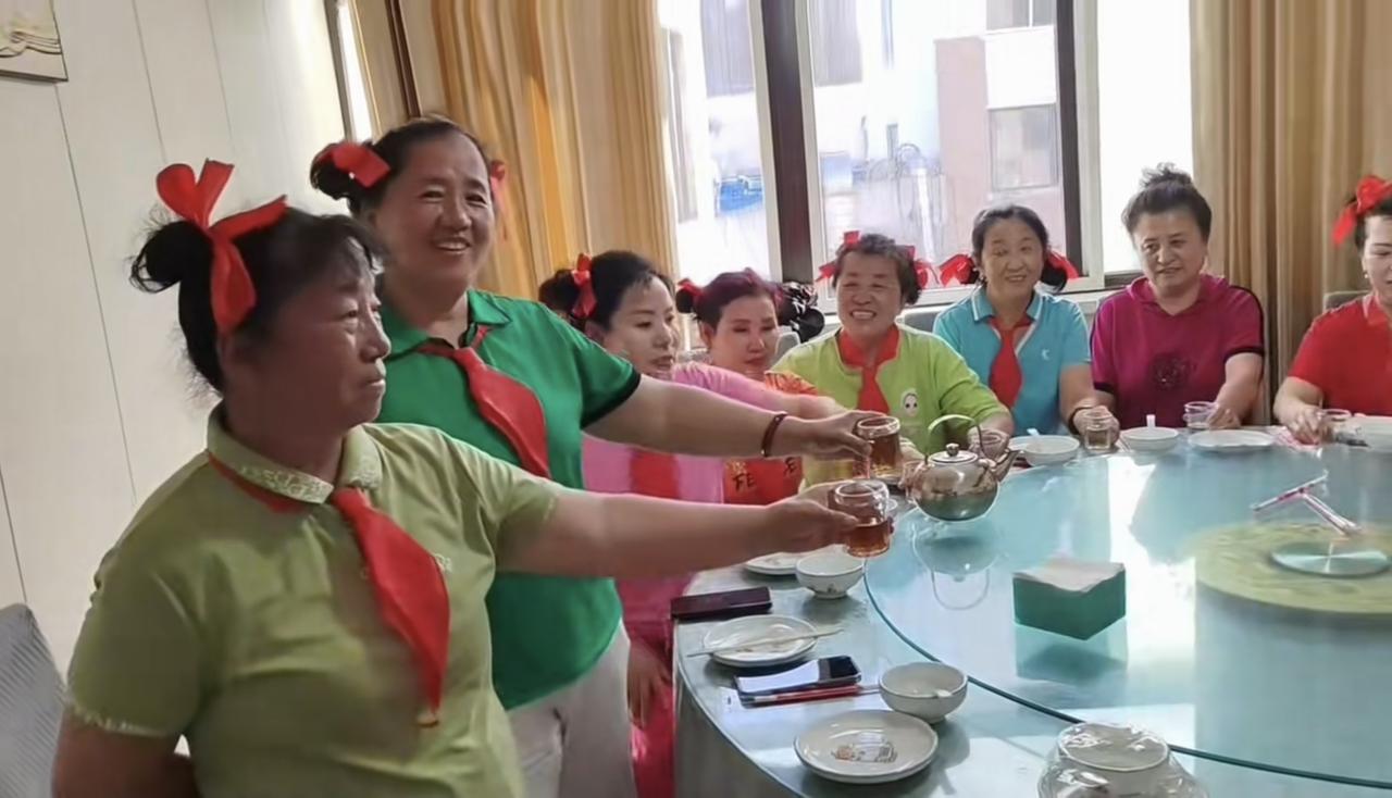 又到“六一”，大妈组团过节。一帮游泳圈大妈，扎羊角辫、系红领巾、穿学生