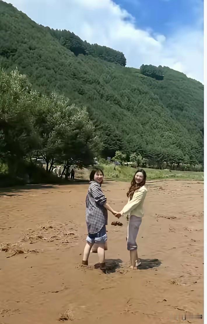 这几幅图片就是昨天甘肃省渭源景区山洪发生地，让我百思不得其解的就是，明显看到上游