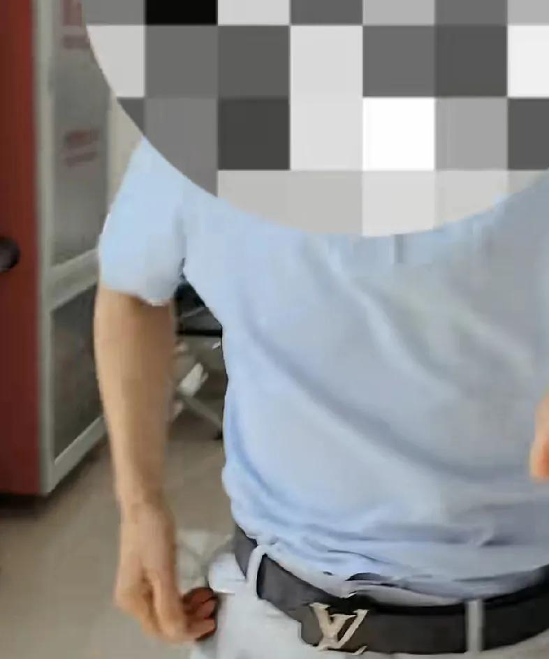王某利穿帽子衣服，到底是真的还是假的？有张照片很明显，他似乎就是个帽子，而且在