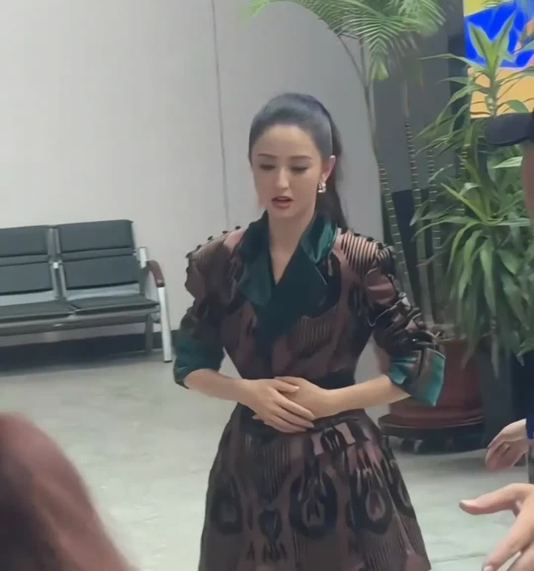 佟丽娅回老家参加活动，这次的造型应该是穿的最得体，最大方，最漂亮的一次了！