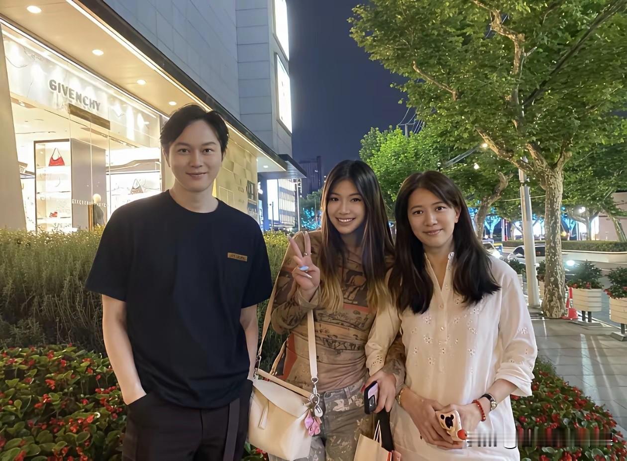 老天呐，差点没认出来，真人比电视上还帅