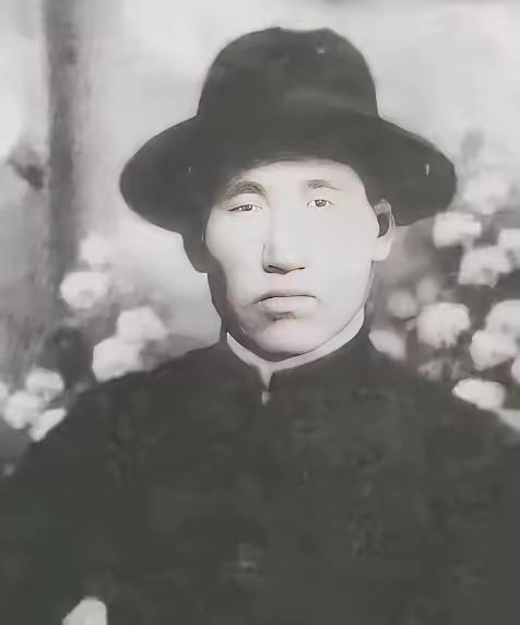 1944年，24岁的抗联战士正在睡觉，突然听到外面有狗叫，他暗道不妙，正要采取行