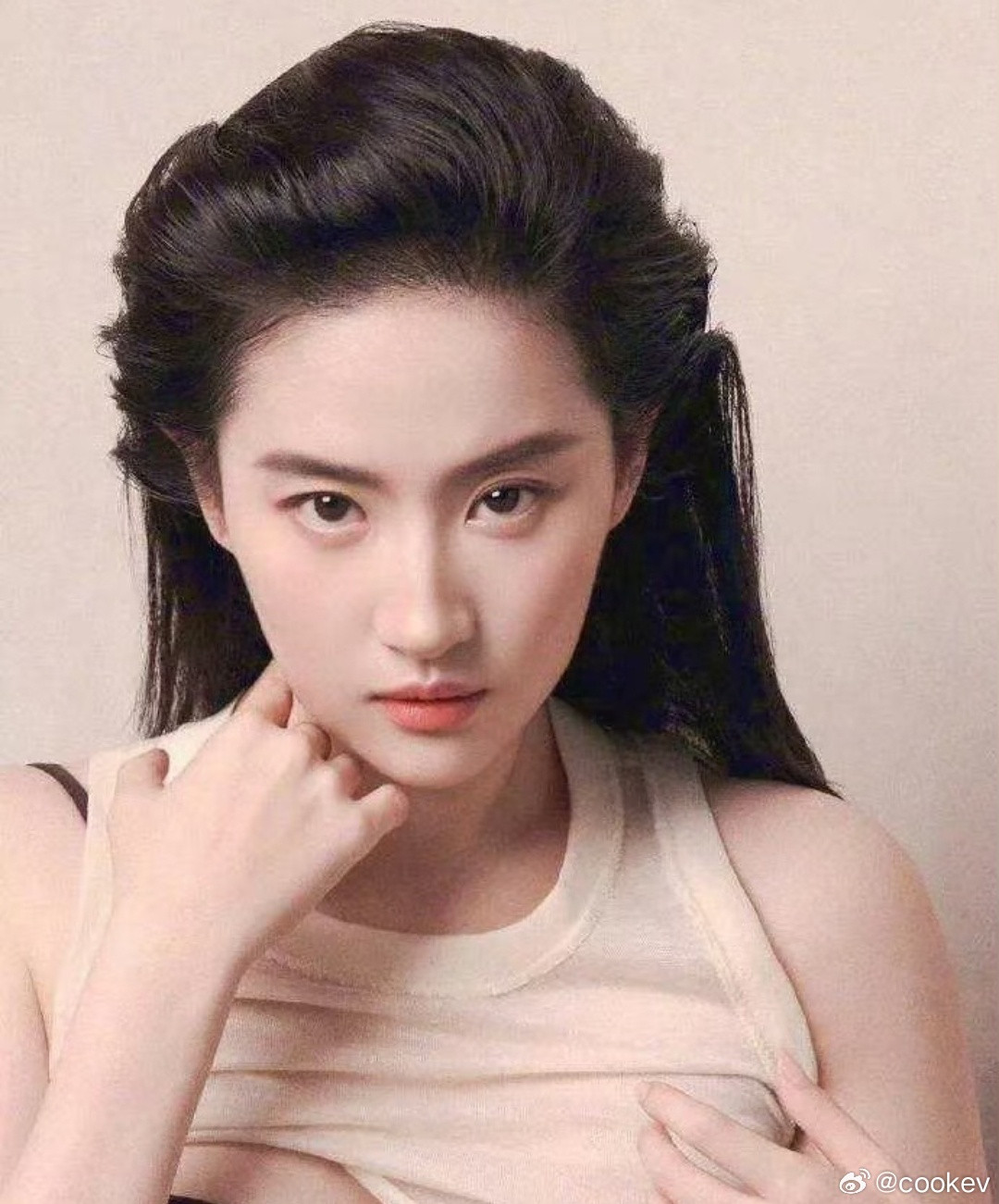 谁懂啊，刘亦菲这张大片里的手