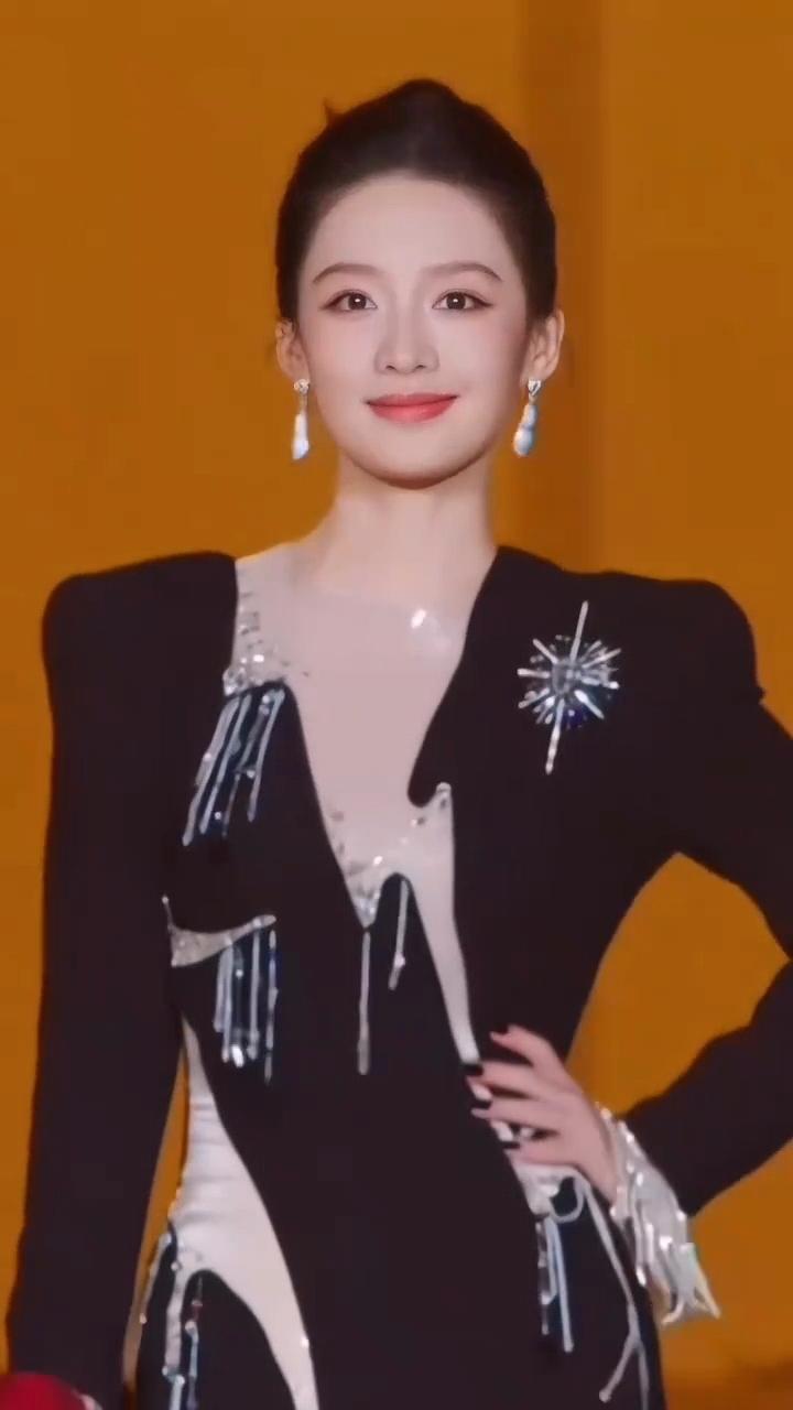 李沁又美又飒[赞]娱乐优雅又美又飒