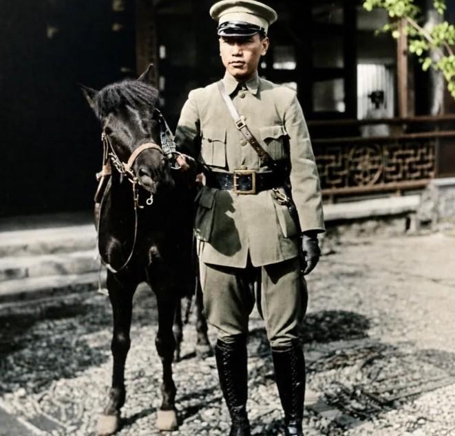 1901年14岁的蒋介石和19岁的毛福梅成婚，婚后5年，因顶撞蒋介石终止妊娠，一