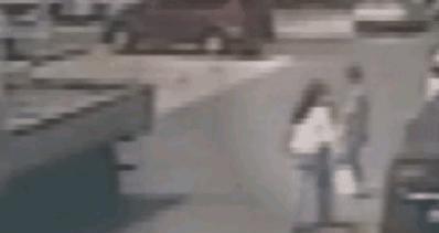 原来是一场乌龙事件，真实情况是，59岁的大妈打着电话缓慢行走，29岁的女孩左右张