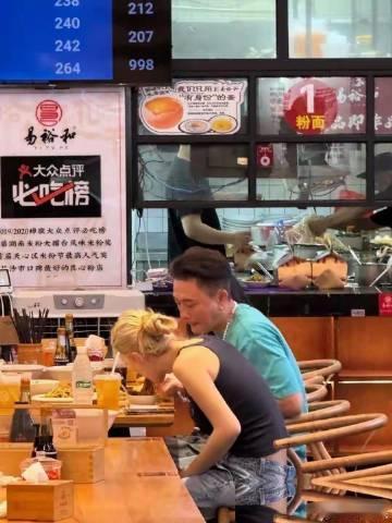 45岁黄宗泽恋情曝光，对方身份疑为24岁TVB咪神，身材好到流鼻血