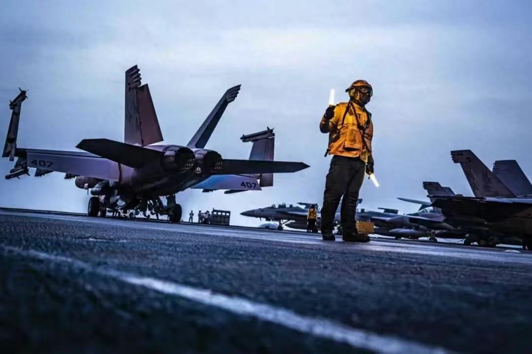 美航母尼米兹号果断的离开了。这事其实挺诡异的，既然不是电磁干扰导致的，按理说，应