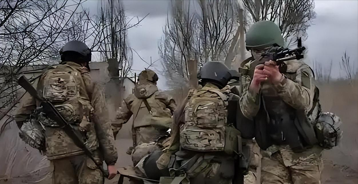 北约上校被炸身亡，俄军先头部队距离乌军要塞仅剩16公里，这仗还怎么打？更要命的