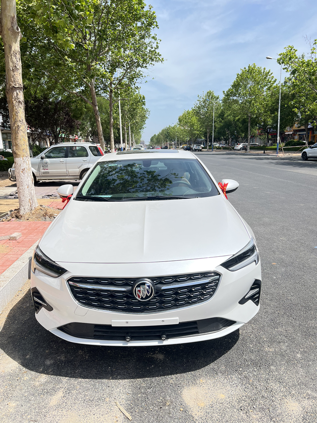 别克君威车主目前使用情况还比较不错，刚买回来停门口就让别人给蹭了，可惜没有安行