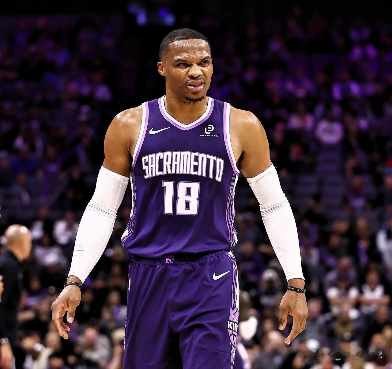 国王主帅终于开窍了，威少又首发了！据名记Haynes赛前报道，国王今日会让威