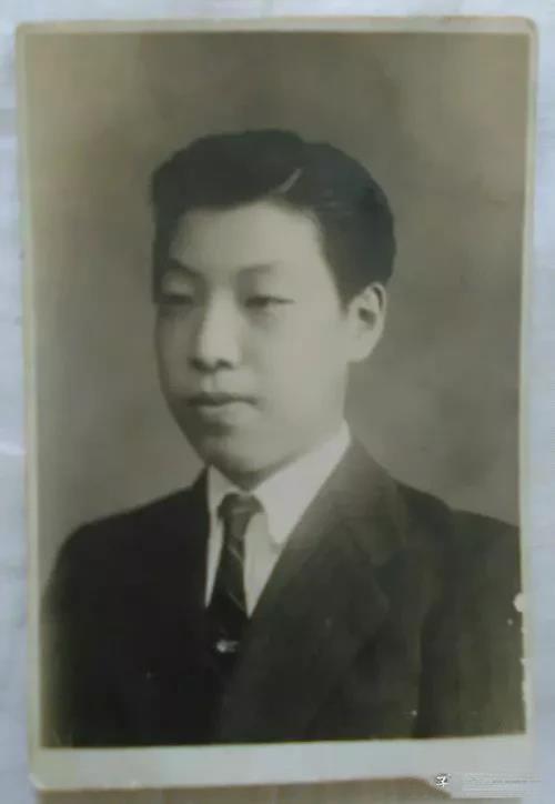 搭上孔二小姐，哈儿司令大发横财。孔祥熙的二小姐孔令俊（后更名孔令伟）的婚事成
