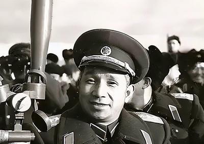 今天是共和国开国第一大将、湖南会同坪村的粟裕同志诞辰119周年。他17岁离开家