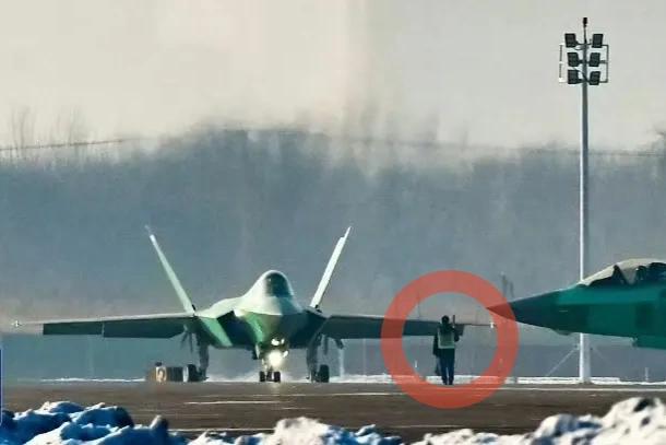 新年试飞忙。歼35生产线加足马力，复合材料的绿皮新机一架又一架的抓紧试飞。大家都