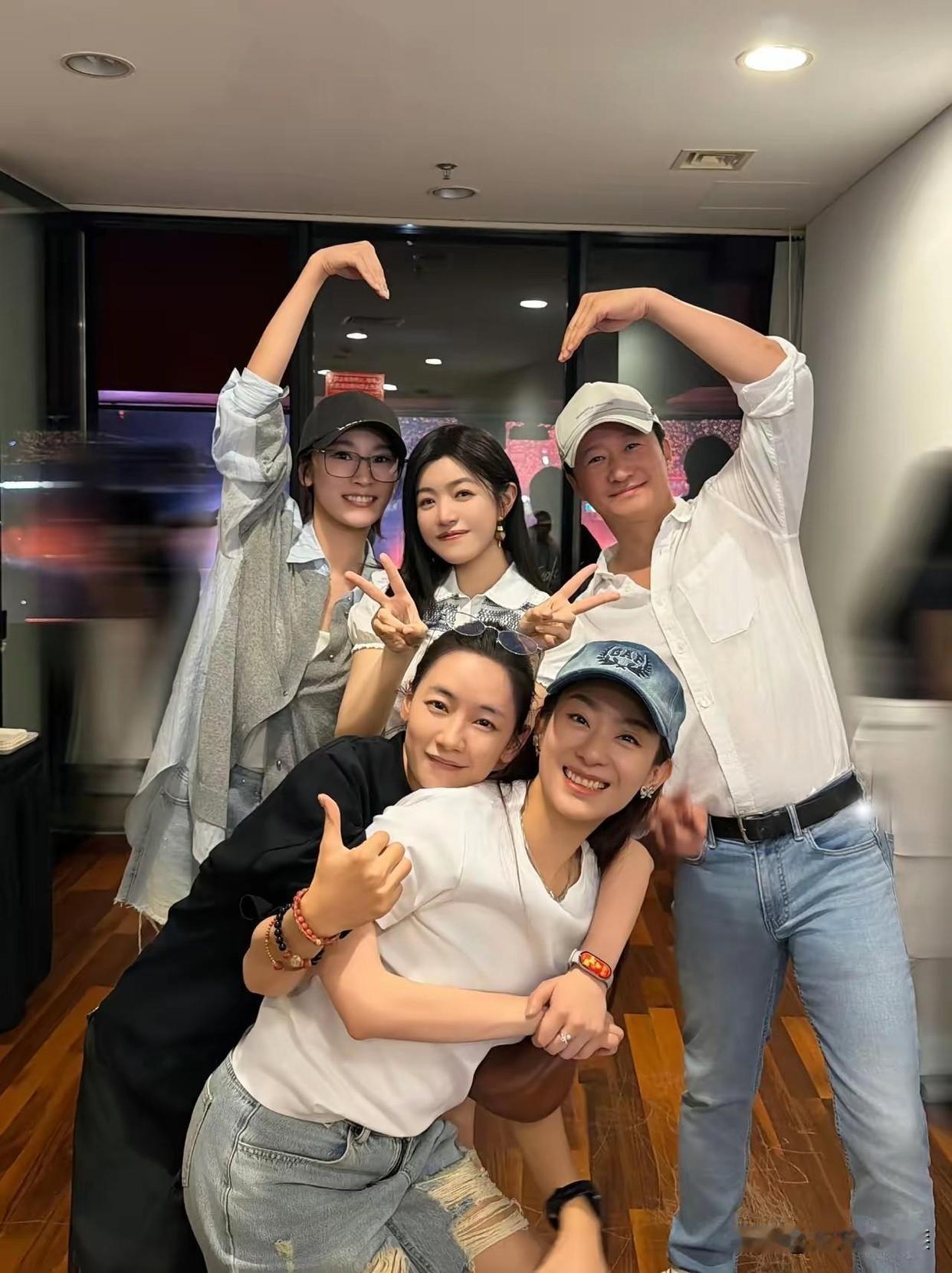 谢楠这身，是真的把吴京身边的“女明星光环”给压下去了！当晚她往那一站，气质从容