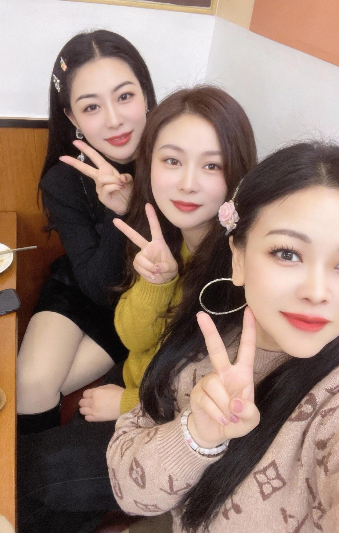 三个闺蜜！都要凑热闹！选择哪个呢？最里面是1号。中间2号。外面3号！