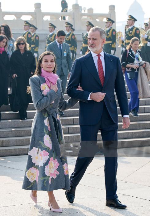 西班牙王后挽着国王老公的胳膊现身天安门广场！11月12日莱蒂齐亚王后盛装亮相北京