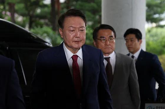 特检第二次对尹锡悦的调查持续约9小时30多分结束，迟到1分钟抵达的尹锡悦中午没
