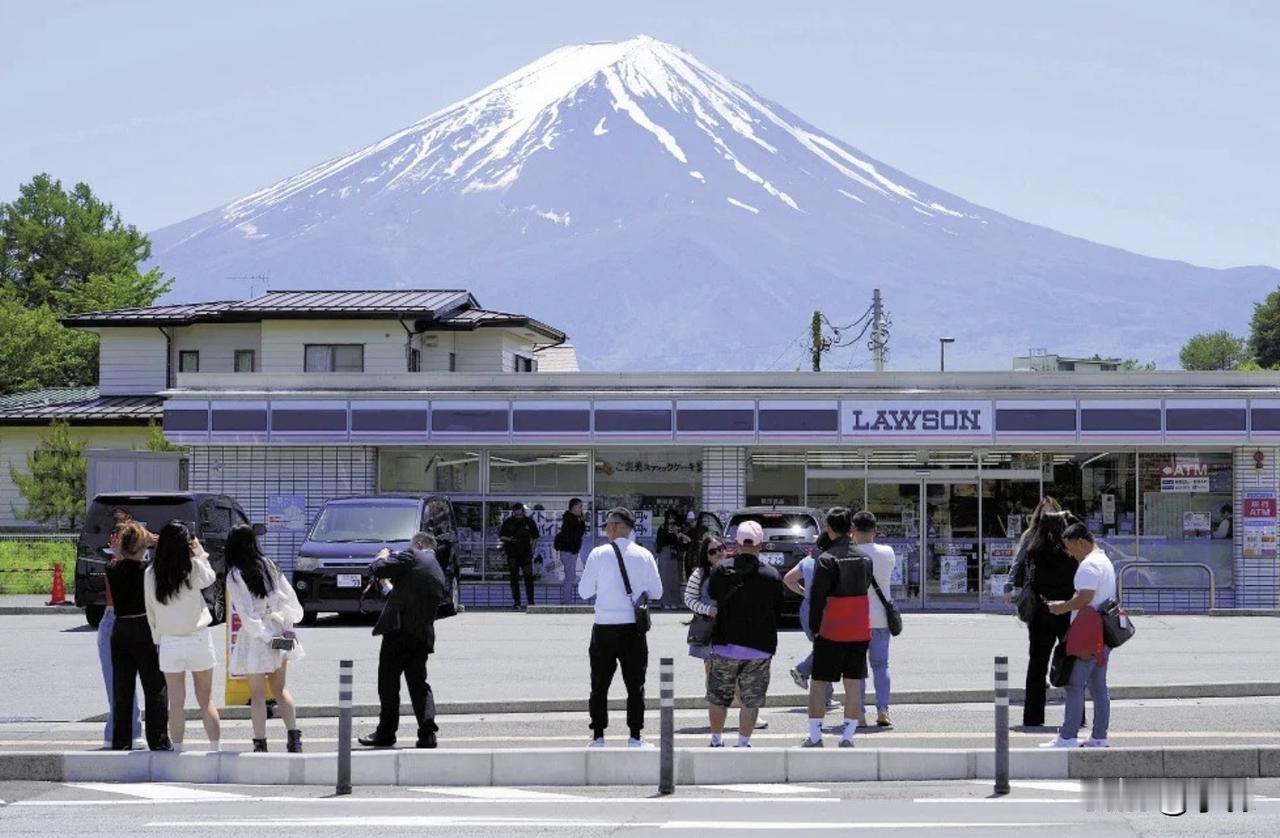 大家还记得“便利店上的富士山美景打卡地”吧？去年5月，日本富士河口湖町政府，为了