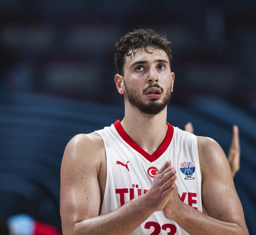 唯有围绕申京来打才是最现实的选择。以现有的人员配置，有且只有申京一人能够大量创