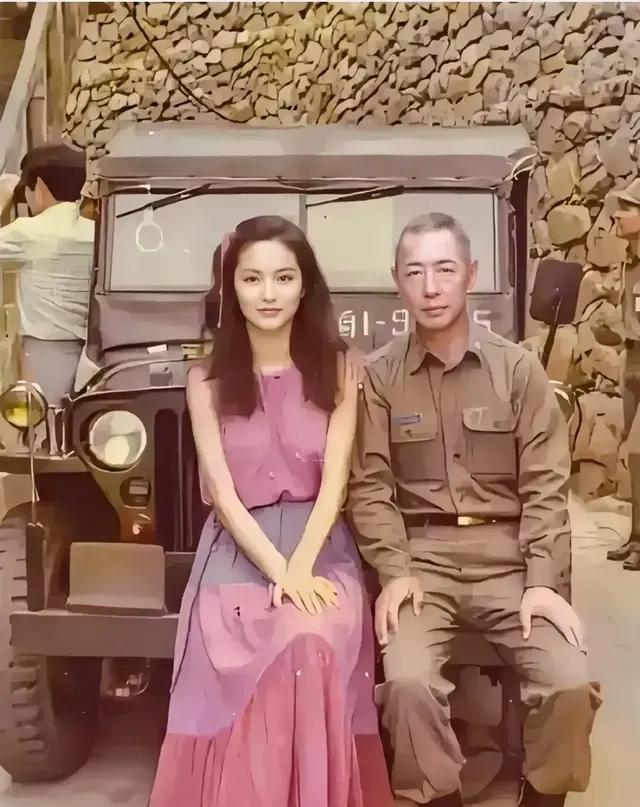 林青霞和父亲合影，林青霞年轻的时候真的很漂亮！林青霞穿着紫色的纱裙，乌黑靓丽的大
