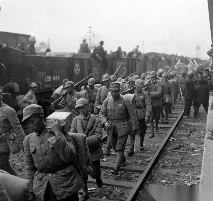 解放战争中，3纵的两个团在追击敌人的时候发现，自己迎面撞上了敌人的一个精锐师，随