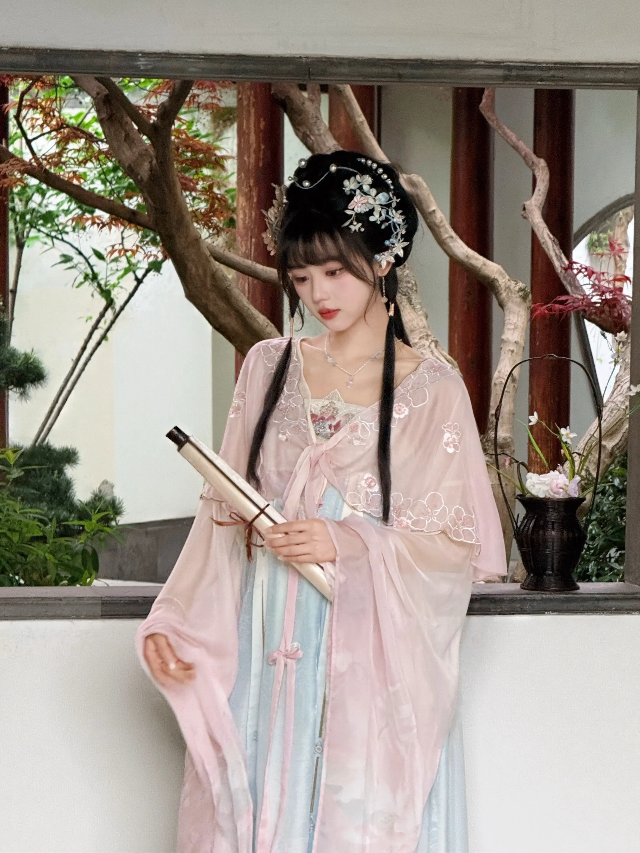 梦断不成归 几分憔悴。