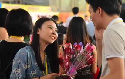 相亲角的风向，彻底变了！以前是男多女少抢破头，现在倒好，女生排起长龙，男的却集体